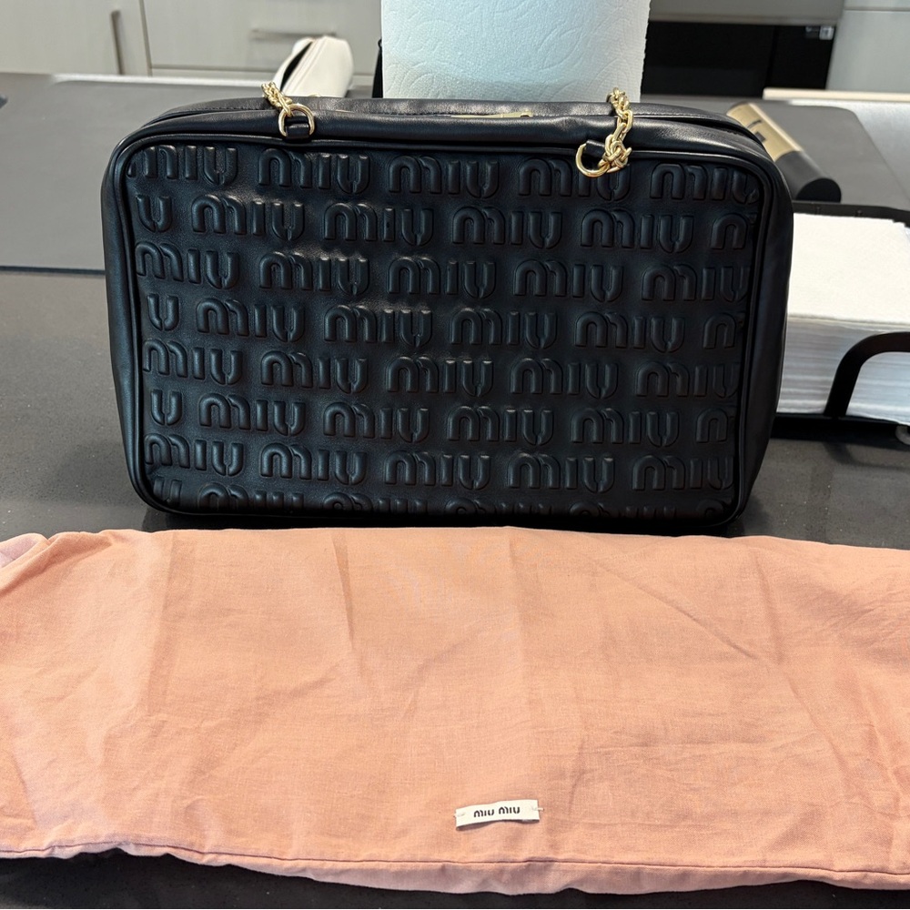 🌟Miu Miu softy calfskin logo embossed camera bag black